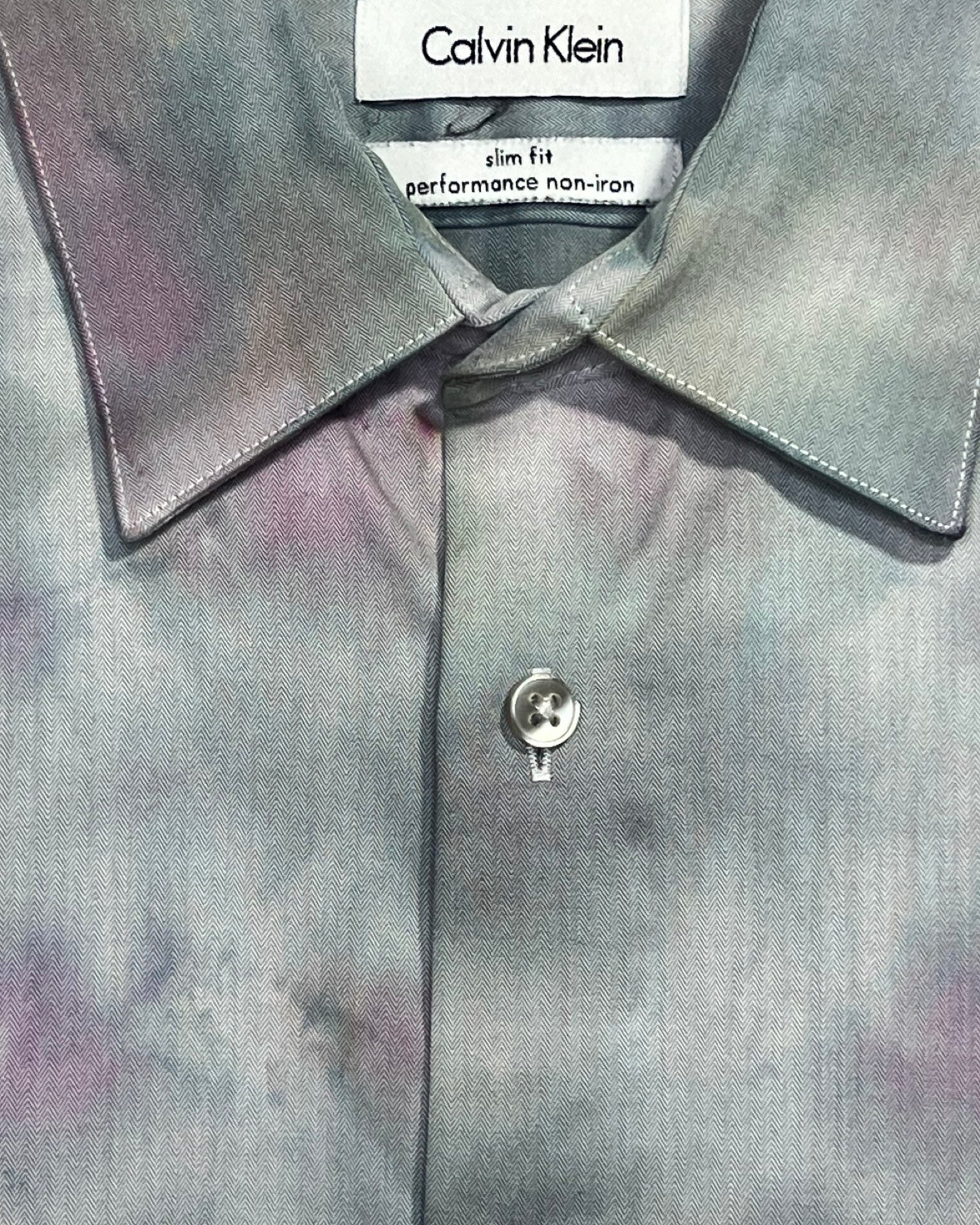 label detail for gray tie die dress shirt